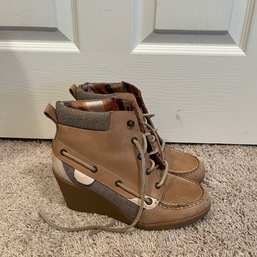 Sperry heel booties